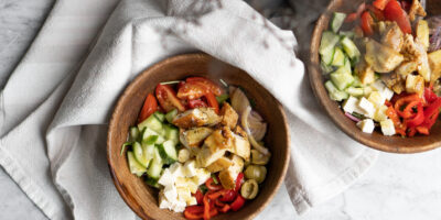 sałatka grecka z kurczakiem i domowym winegretem