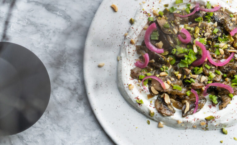 karmelizowane pieczarki i cebula na jogurcie