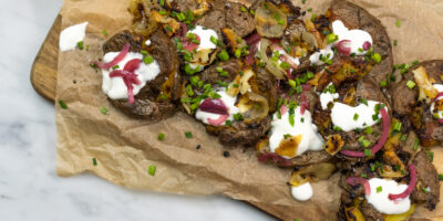 pieczone, chrupiące ziemniaki z marynowaną cebulą i kwaśną śmietaną