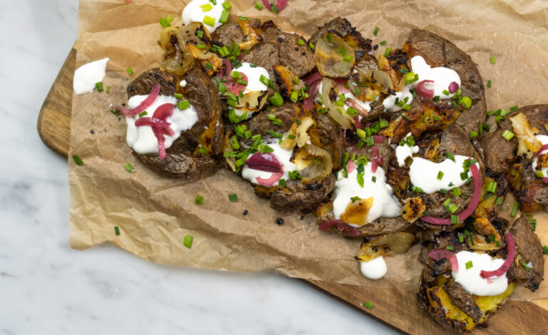 pieczone, chrupiące ziemniaki z marynowaną cebulą i kwaśną śmietaną