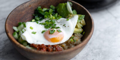 zdrowy Bowl z komosa ryżowa, szpinakiem, jajkiem i awokado