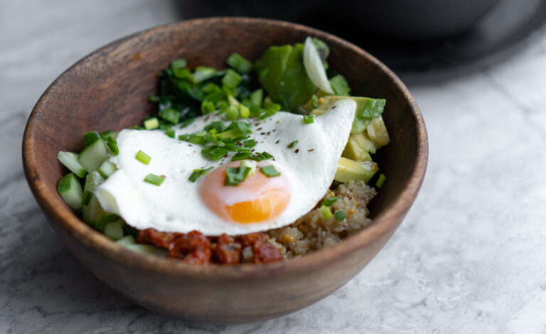 zdrowy Bowl z komosa ryżowa, szpinakiem, jajkiem i awokado