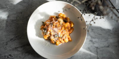 gnocchi w sosie z czterema serami i pomidorami