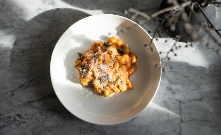 gnocchi w sosie z czterema serami i pomidorami