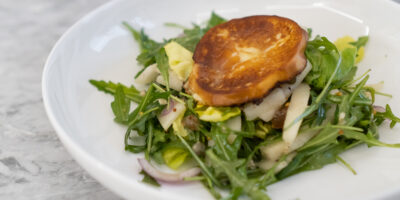 sałatka z gruszką i grillowanym oscypkiem