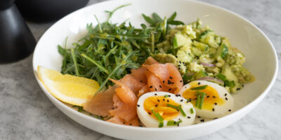nietypowe śniadanie czyli Bowl z awokado, jajkiem i łososiem