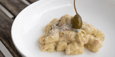 gnocchi w białym sosie z gorgonzolą, szynką parmeńską, chilli i kaparami