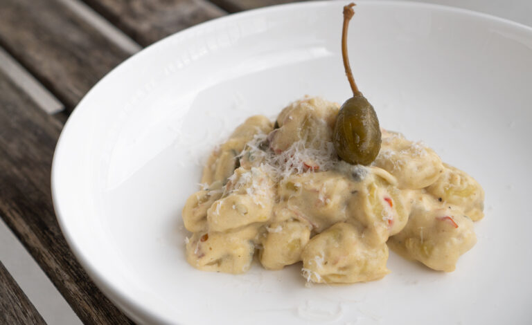gnocchi w białym sosie z gorgonzolą, szynką parmeńską, chilli i kaparami