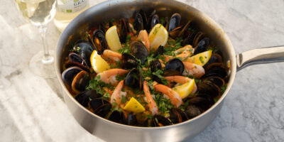 Prosta hiszpańska paella z krewetkami, małżami i chorizo