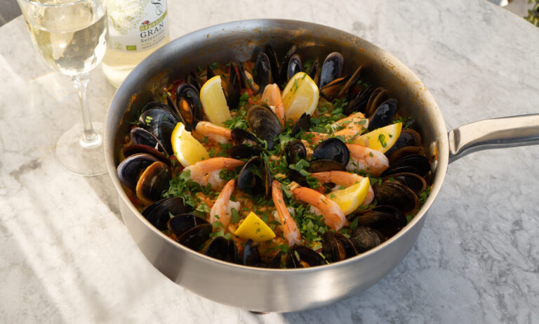 Prosta hiszpańska paella z krewetkami, małżami i chorizo