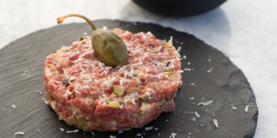 najlepszy siekany tatar wołowy z majonezem, parmezanem i anchois