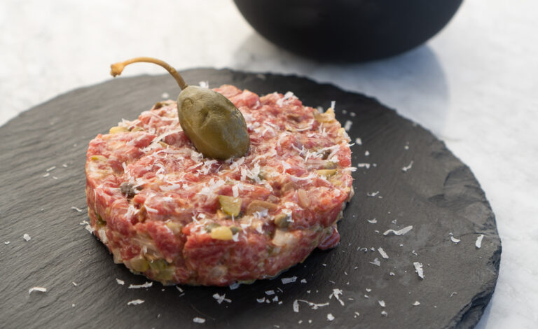 najlepszy siekany tatar wołowy z majonezem, parmezanem i anchois