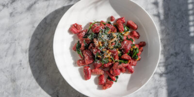gnocchi z burakiem w sosie z palonego masła ze szpinakiem i orzeszkami