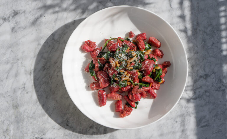 gnocchi z burakiem w sosie z palonego masła ze szpinakiem i orzeszkami