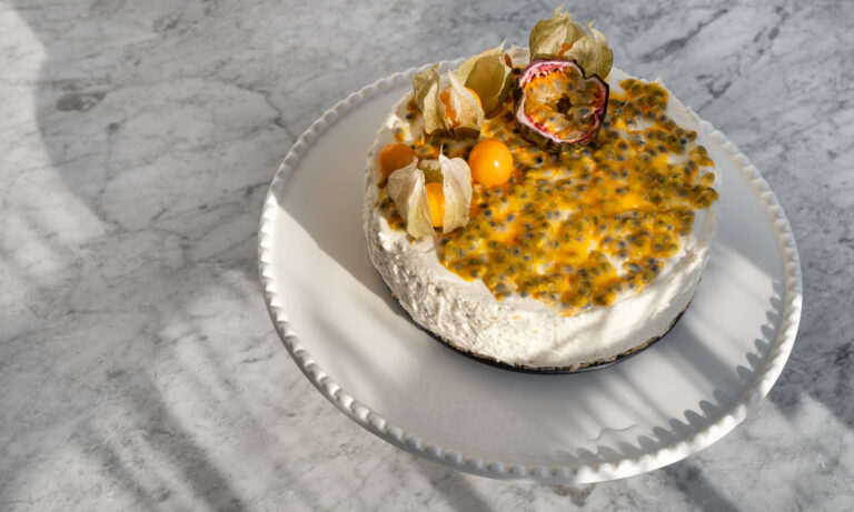 sernik na zimno z biała czekoladą i marakują