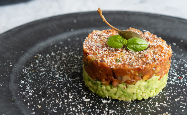 weganski tatar potrójnie pomidorowy z awokado