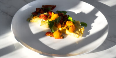 omlet francuski z ziołową ricottą i pieczonymi pomidorami