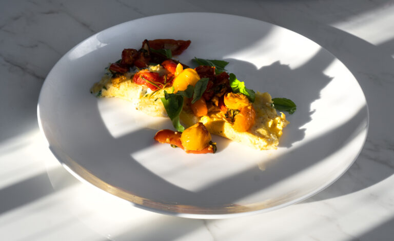 omlet francuski z ziołową ricottą i pieczonymi pomidorami