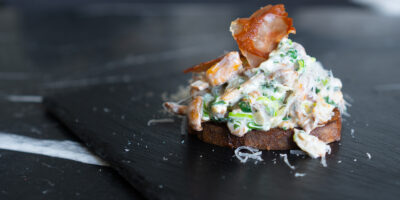 bruschetta z kurkami, parmezanem i chrupiącą szynką parmeńską