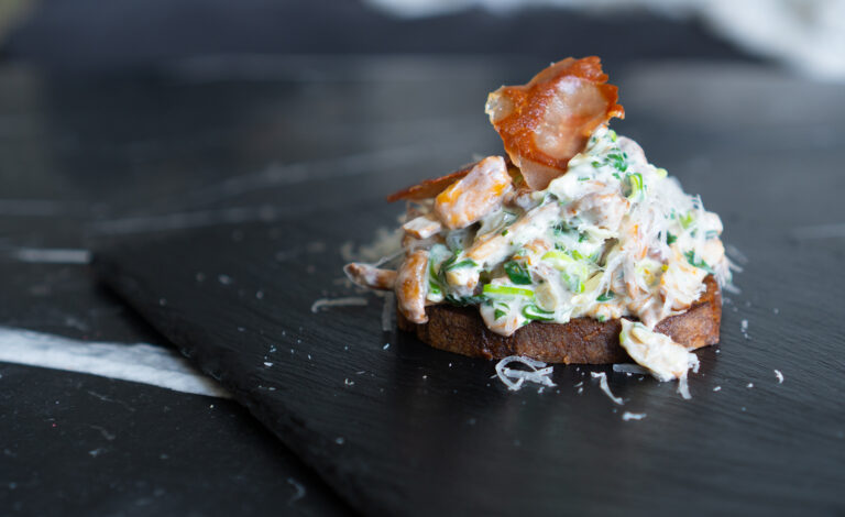 bruschetta z kurkami, parmezanem i chrupiącą szynką parmeńską