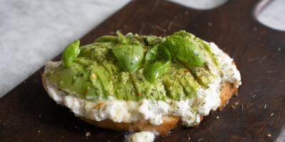 chrupiąca grzanka z bazyliową ricottą, miodem, chilli i awokado