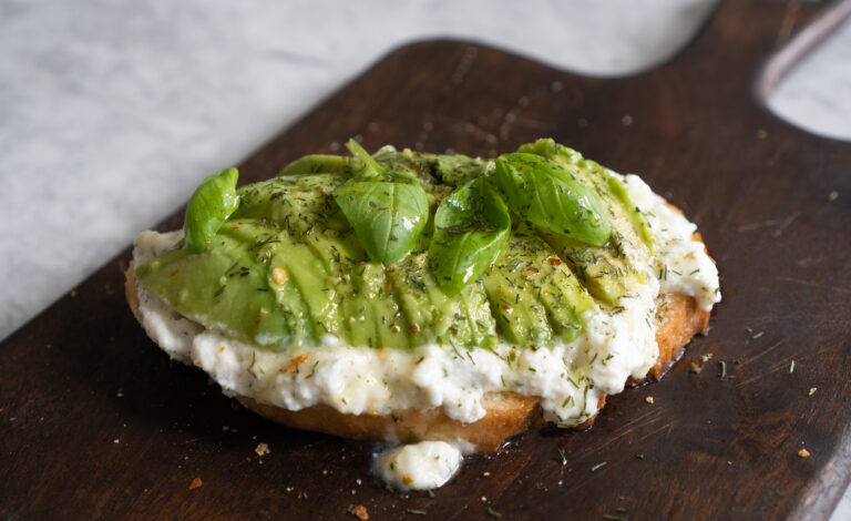 chrupiąca grzanka z bazyliową ricottą, miodem, chilli i awokado