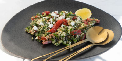 sałatka z pieczoną papryką, kaszą bulgur i fetą