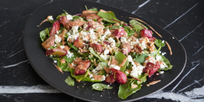 sałatka z pieczonym rabarbarem i serem feta