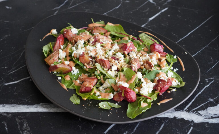 sałatka z pieczonym rabarbarem i serem feta
