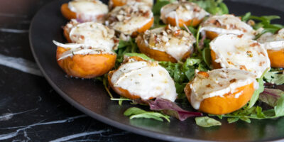 morele zapiekane z mascarpone, kozim serem, miodem, chilli i orzechami