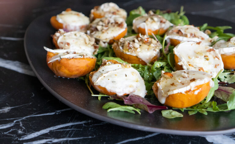 morele zapiekane z mascarpone, kozim serem, miodem, chilli i orzechami