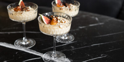 budyń jaglany z brzoskwiniami i figami