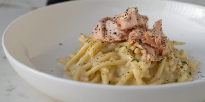 spaghetti alfredo z pieczonym łososiem, masłem i parmezanemnym nym