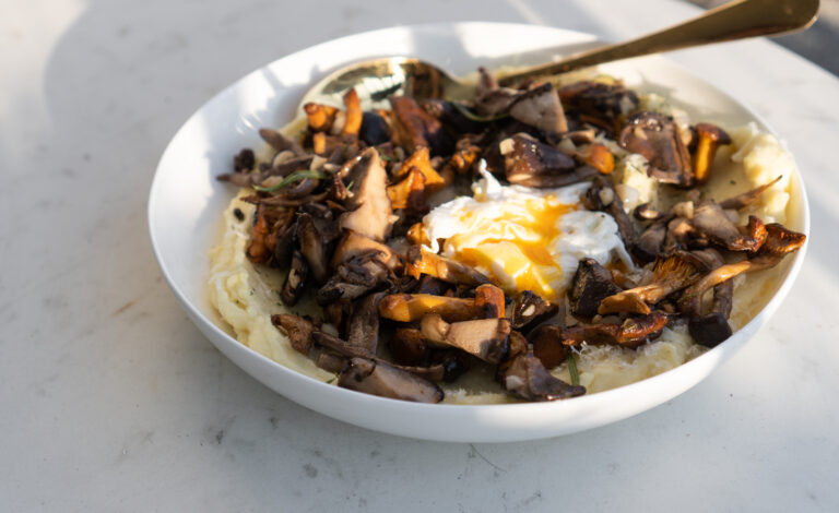 wege obiad puree podane ze smazonymi grzybami i jajkiem w koszulce