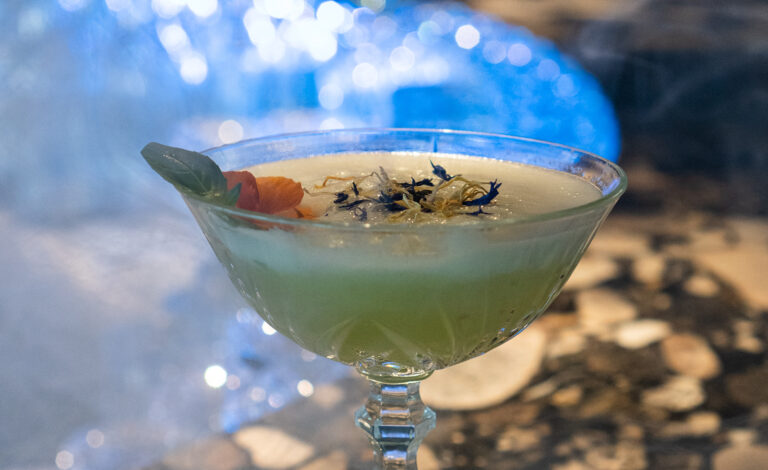 rum i bazylia sour drink