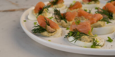 jajka faszerowane kremową pastą z łososia wędzonego