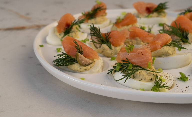 jajka faszerowane kremową pastą z łososia wędzonego