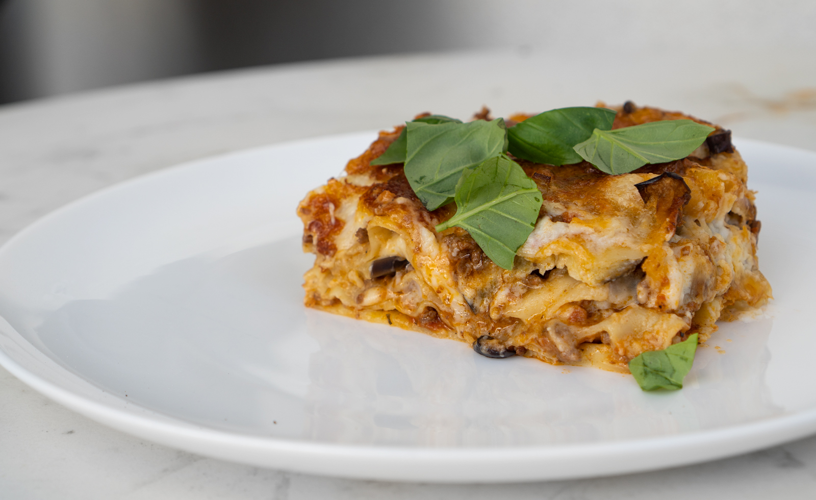 Domowa włoska lasagna z sosem ragu, beszamelem i bakłażanem Domowa włoska lasagna z sosem ragu, beszamelem i bakłażanem