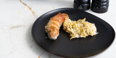 wielkanocna biała kiełbasa z karmelizowanym porem