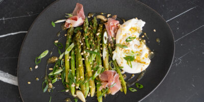 Lekkie szparagi z burratą, szynką parmeńską i domowym sosem winegret