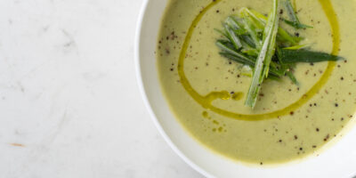 zupa krem z zielonego groszku z fetą i miętą