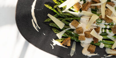 pomysł na szparagi w stylu cezar z chrupiącymi grzankami i parmezanem