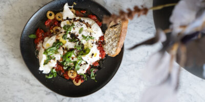 robiąca wrażenie przekąska - burrata z pieczoną papryką