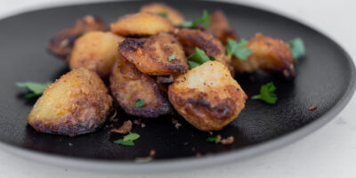 prosty przepis na chrupiące z zewnątrz i miękkie w środku pieczone ziemniaki