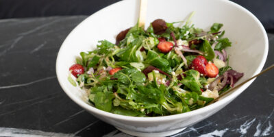 wytrawne truskawki sałatka z truskawkami, fetą i awokado