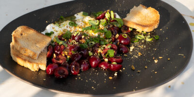 sałatka z kremową burratą, czereśniami i zielonym pesto