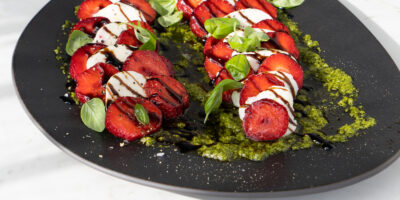caprese z truskawkami i zielonym pesto