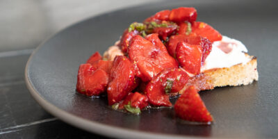 wytrawna grzanka z truskawkami i ricottą