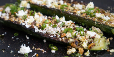 pomysł na wege grilla czyli grillowana cukinia z fetą i orzeszkami