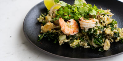 sałatka z jarmużem, kaszą bulgur, krewetkami, mango i awokado